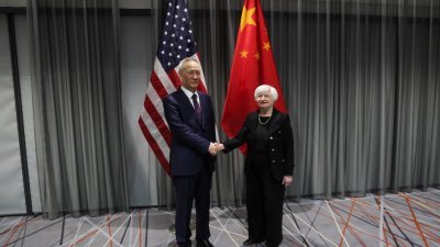 中国国务院副总理刘鹤（左）当地时间周三与美国财政部长耶伦在瑞士苏黎世举行会谈。（图取自路透社）