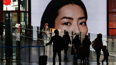正值从1月7日开始，为期40天的中国春运之际，北京首都国际机场出现推著行李箱的旅客们。（图取自路透社）