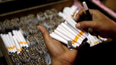 2010年4月7日，一名员工在印尼东爪哇省Sidoarjo包装香烟之前清点香烟。（图取自路透社档案照）