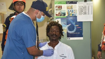 在海上漂流24天后，多米尼加男子弗朗索瓦终于获救。哥伦比亚医务人员正在为他检查身体。（图取自CNN）
