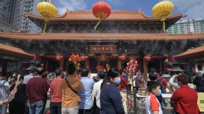 香港黄大仙祠重新举办上“头炷香”活动，预料吸引大批民众前往祈福。（图取自网络）