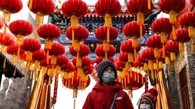 中国首都北京市街头挂上了红红大灯笼，农历新年气氛浓厚。（图取自法新社）