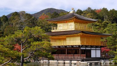 金阁寺又名鹿苑寺，除了是知名的观光旅游景点外，它还于1994年以“古都京都的文化财”的一部份，被联合国教科文组织（UNESCO）指定为世界文化遗产的重要历史建筑。（图取自网络）