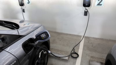 图为比亚迪海豚电动汽车在曼谷的展示厅充电。（图取自路透社）