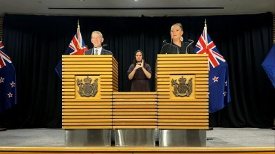 纽西兰新总理希普金斯（左）副总理塞普洛尼（右）出席周日的记者会。（路透社）