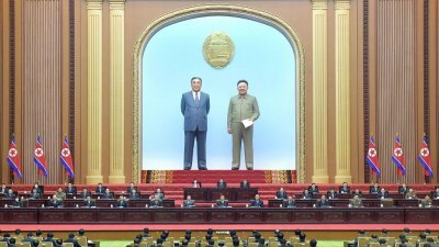 朝鲜官媒本月19日发布，拍摄于1月17日至18日，在平壤万寿台议事堂举行的第14届最高人民会议第8次会议。（图取自朝中社/法新社）