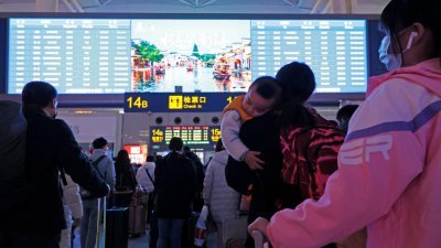 1月19日凌晨，旅客在铁路上海虹桥站依次验票。（图取自中新社）