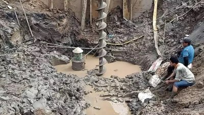 越南10岁男童泰李浩南到工地捡拾废铁，失足掉入深35公尺的圆形水泥管3星期后，遗体已于近日在距离地面24公尺深的地方找到并运回家中交还家属。（法新社）