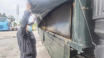 槟州贸易与生活成本局执法员在油站发现一辆可疑罗里，当场揭发司机偷打津贴柴油。