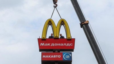 俄乌战事去年2月下旬开打后，多个国际企业和品牌纷纷撤出恶俄罗斯，包括著名的快餐连锁集团麦当劳。去年6月8日在列宁格勒地区Kingisepp镇，工人们使用起重机拆除麦当劳的金色拱门标志。（图取自路透社档案照）