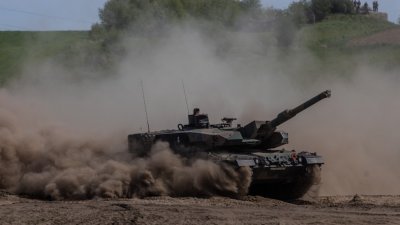 2022年5月19日，来自波兰、美国、法国和瑞典的军队在波兰诺沃加德参加军事演习，波兰使用的豹式坦克。（图取自法新社档案照）
