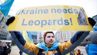 在比利时布鲁塞尔举行欧盟外长会议期间，有支持乌克兰的示威者高举写著“乌克兰需要豹”的标语牌。这里的“豹”指的是德国制造的豹式坦克。（图取自路透社）