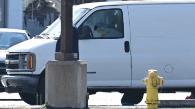 美加州蒙特雷帕克市舞厅枪击案嫌犯周日在遭警方围捕期间，在其白色货车内吞枪自尽，令当局追寻犯案动机更添难度。（图取自法新社）