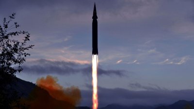 2021年9月29日，朝鲜官媒发布照片，指朝鲜国防科学院前一天上午在慈江道龙林郡都阳里试射新研发的“火星-8”型高超音速导弹。（图取自朝中社/路透社档案照）