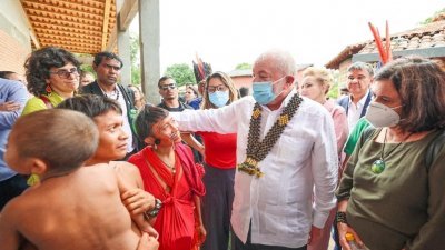 巴西总统卢拉（白衣者）于上周六，在巴西罗赖马州博阿维斯塔参观亚诺玛米土著健康之家（CASA Yanomami）。（图取自Ricardo Stuckert/路透社）