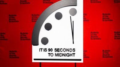 原子科学家公报周二公开末日钟的最新倒数时间，过去3年末日钟距离午夜还有100秒，今年拨快10秒，距离午夜剩下90秒。（图取自法新社）