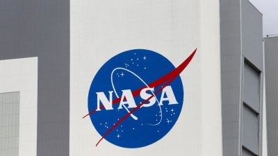 美国佛罗里达州卡纳维拉尔角的肯尼迪航天中心设施墙面的NASA标志。（路透社档案照）