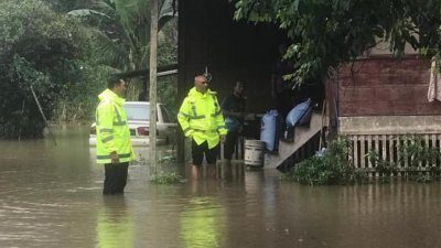 麻坡启动3间临时疏散中心，受影响灾黎达206人。