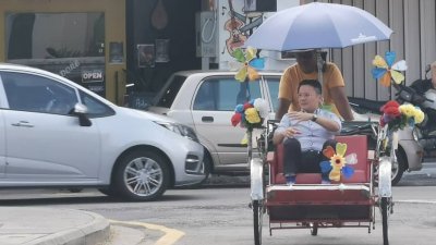 杨顺兴走访本头公巷被三轮车夫告知，三轮车的载客需求量提高很多。