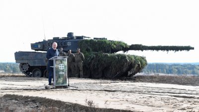 德国总理肖尔茨于去年10月17日，访问位于德国卑尔根的德国联邦国防军军事基地时，在豹2坦克前致辞。（图取自路透社档案照）