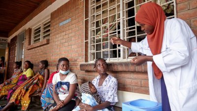 马拉维近来一直在与该国有记录以来最严重的霍乱疫情作斗争。图为去年11月一名医生为客户展示如何接种霍乱疫苗。（图取自路透社）