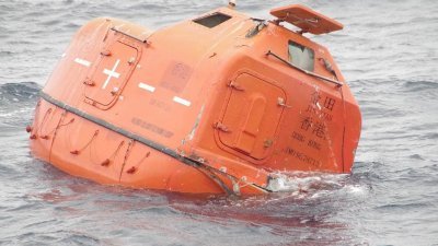 香港货船在日韩附近公海沉没后，一艘救生艇在事发海域的海面上漂流。（图取自日本第7管区海上保安总部/路透社）