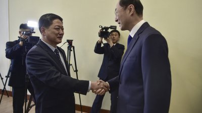 朝鲜副外长朴明浩（左）周五在平壤人民文化宫会见到访的中国副外长孙卫东。（图取自法新社）