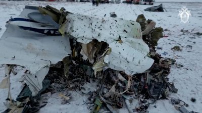 俄罗斯联邦调查委员会当地时间周四，发布在俄乌边界坠毁的军用运输机残骇照片。（图取自俄罗斯联邦调查委员会/路透社）
