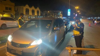 峇警于市区道路展开安全行动，检查途经车辆是否涉嫌酒驾。