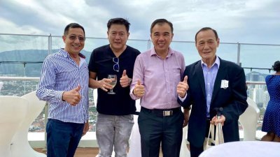 魏骏杰(左2)及陈惠敏（右）到槟城旅游，并获得孙意志（左3）陪同到访光大The Top观景台。