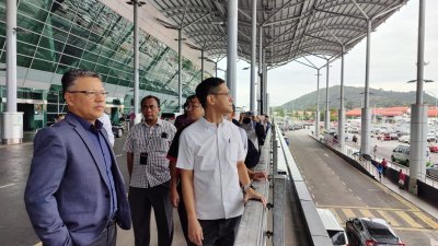 再里尔（右）与政府机构及大马机场控股公司的代表到槟城国际机场进行实地考察。