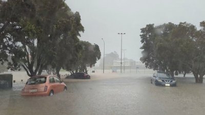 暴雨造成新西兰最大城市奥克兰大范围的洪水和疏散，市长宣布进入紧急状态。 （图取自网络）