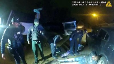 美国田纳西州孟菲斯市警局公开执法录像，图中可见29岁的尼科尔斯遭5名员警暴力殴打后无力坐在地上。（孟菲斯警局/路透社）