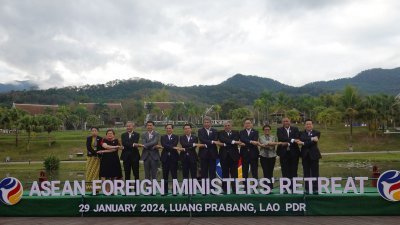 寮国周一举行东盟外长会议，缅甸派外交部代理常任秘书玛拉丹（左1）出席。（图取自东盟社交平台X）