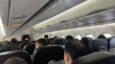 乘客在飞机内等候。（照片取自8视界新闻）