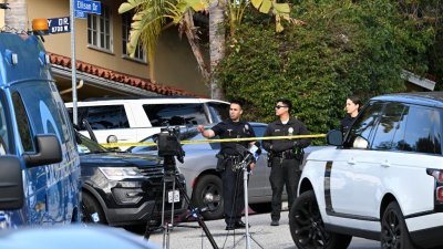 加州比弗利山附近一处豪宅周六发生枪击事件造成3人身亡。图为当地执法机构抵达现场搜证。（法新社）