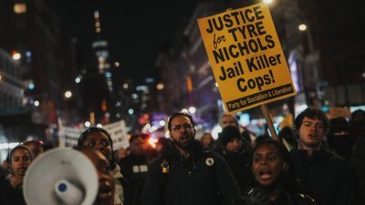 纽约民众周六发起示威活动，誓要为尼科尔斯讨公道。（路透社）