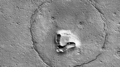 NASA在火星上拍到一张神似熊脸的地形照片。（美国太空总署/路透社）