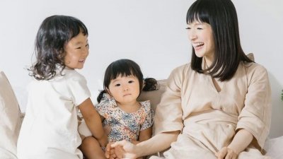 “收纳女王”近藤麻理惠和她两个女儿。（图取自网络）