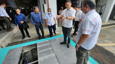 再里尔（左4）走访槟城国际机场后，贴文感谢大马机场控股公司已兴建排水泵及地下蓄水槽，解决机场水灾问题。