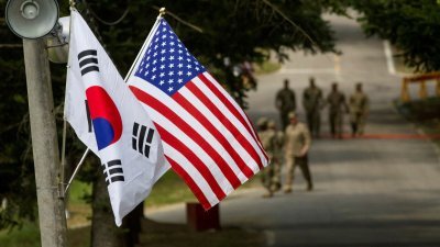 在韩国龙仁市，韩国和美国国旗并排飘扬。（图取自美国军队/路透社档案照）