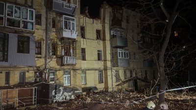 乌克兰哈尔科夫市的一栋公寓楼上周日据称被一枚俄罗斯导弹击中，一人死亡，另有至少3人受伤，并造成广泛破坏。（图取自路透社）