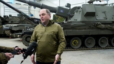 英国国防部长华莱士本月19日在爱沙尼亚塔帕陆军基地，与波罗的海国防部长和其他北约（NATO）成员国代表举行的新闻发布会上与媒体交谈。（图取自路透社）