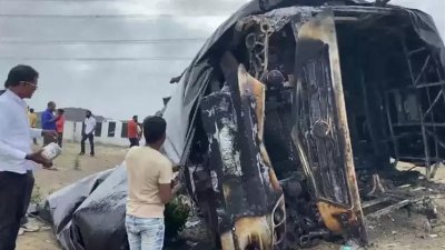 印度一辆巴士周六凌晨在马哈拉施特拉邦布一条高速公路上发生轮胎爆裂，然后起火，造成25人死亡，8人受伤。图为人们将烧毁的巴士盖上。（图取自网络）
