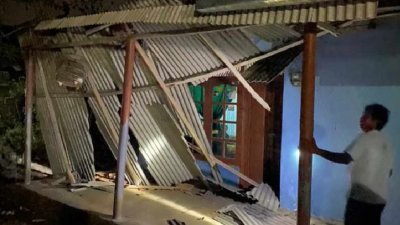 印尼日惹一所房子的屋檐，在周五晚的地震中坍塌。（图取自印尼国家灾害应变总署网站）
