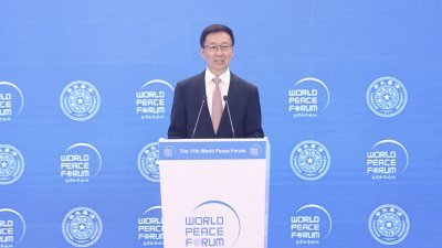 中国国家副主席韩正周日在北京清华大学出席第11届世界和平论坛开幕式并致辞。（图取自中新社）