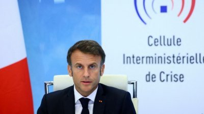 法国总统马克龙上周五在部际危机小组会议上发表讲话。（图取自法新社）
