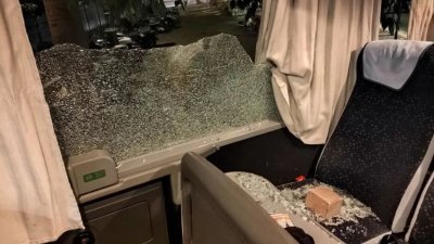 中国旅行团在马赛遇袭，旅游巴士车窗被砸碎，砖头留在椅子上。（图取自网络）