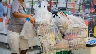 从7月3日起，新加坡大型超市的一次性塑料袋每个得收取至少5分钱。