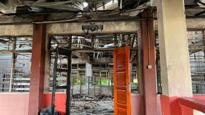昔加末斯里克南安国中学生宿舍被大火吞噬，只剩下铁床架。